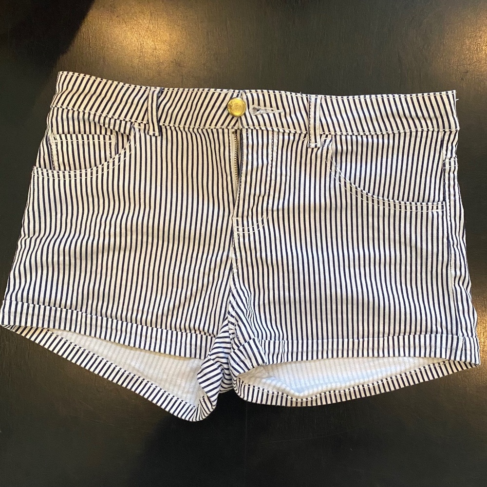 🎉H&M Black & White Striped Short Cuffed Shorts Women’s Size 4